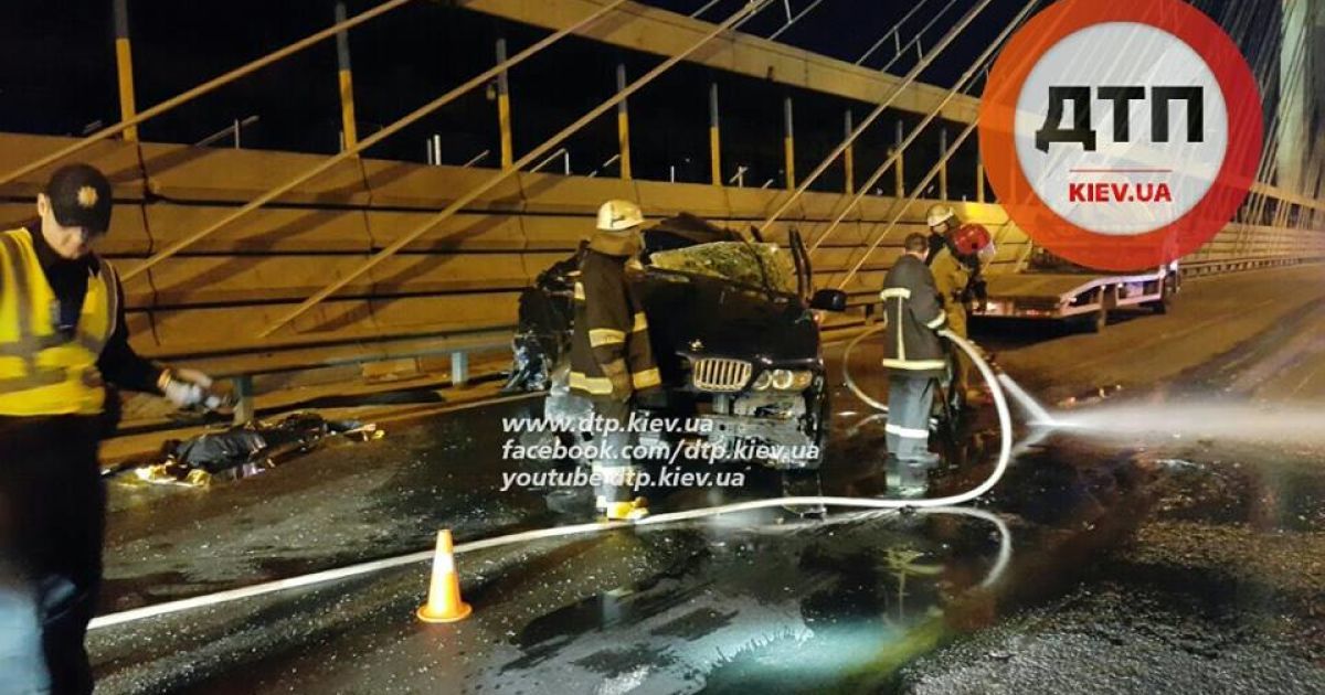 Пассажирка BMW, которая сидела на переднем сидении, погибла на месте. / © dtp.kiev.ua