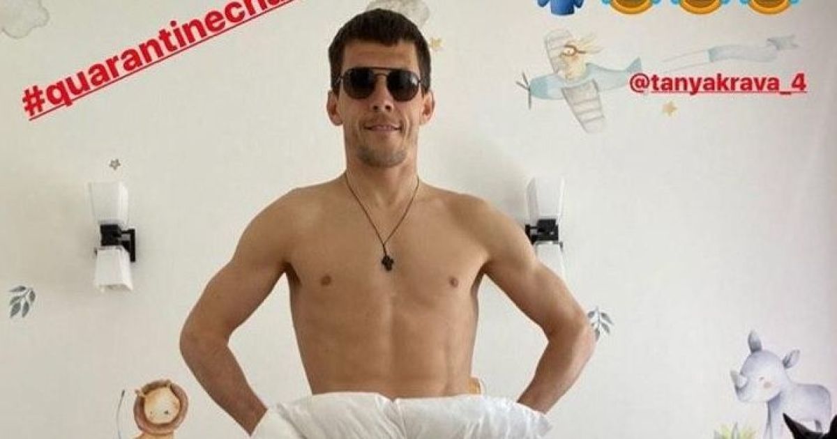 Український футболіст показав свій стильний подушковий look та "вбрав" синів