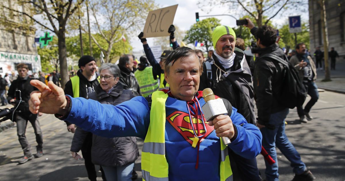 Во Франции запретили митинг "желтых жилетов" вблизи Нотр-Дама