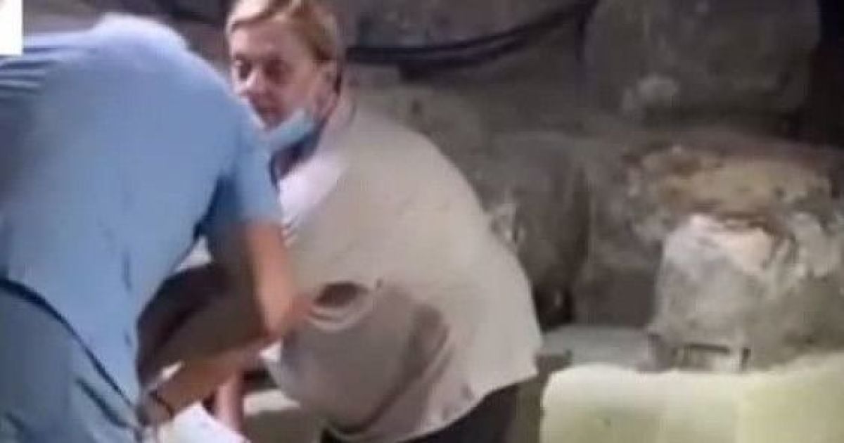 Решила потеснить святого Лазаря: на Кипре туристка из России залезла в саркофаг с мощами и застряла (видео)
