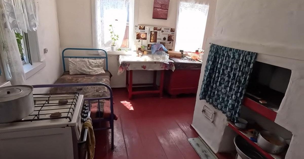 Стара хата у селі