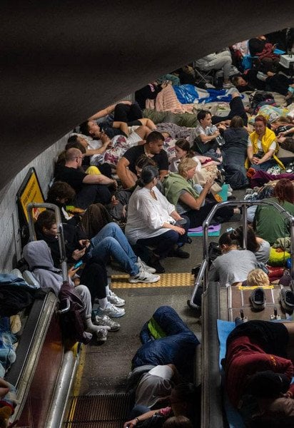 Кияни ховаються у метро під час обстрілів