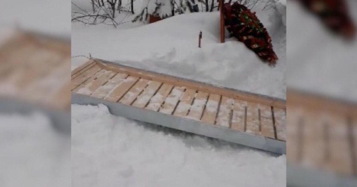 В Росії труну довезли до цвинтаря на санях замість катафалка через замети