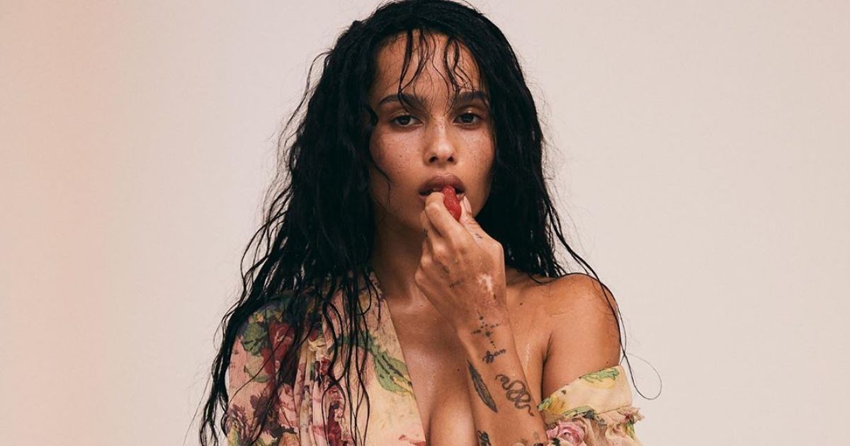 Томная Зои Кравиц засветила сосок в прозрачной блузке