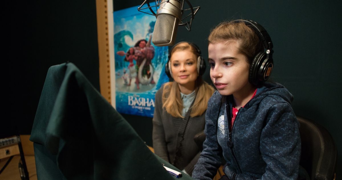 Дівчинка з ДЦП разом з Лідією Таран побувала у професійній студії звукозапису