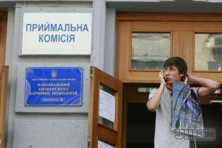Молодежь отказывается от дорогого и малоперспективного украинского образования