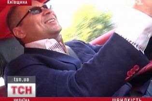 Лукьянов показал, как гоняет по трассе, и пожаловался на водителей, которые подрезают
