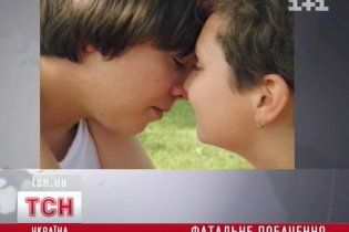 Закохані підлітки, обійнявшись, випали із балкону сьомого поверху