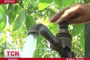 В Донецке из кранов течет вода с червями, от которых "несет туалетом"