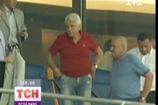 Литвин прийшов на футбол у джинсах з діркою на дупі