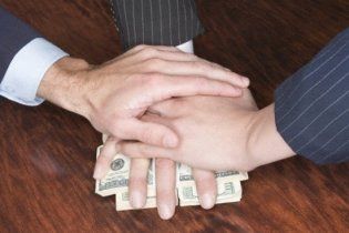 Українським чиновникам дозволили приймати подарунки на суму до 609 гривень