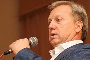 Сусіди розповіли, як автор закону про наклеп водить за гроші додому моделей