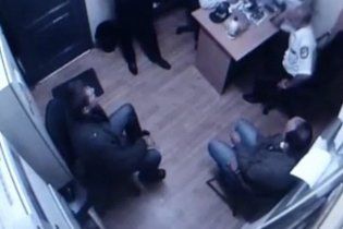 Теща стрелка из "Каравана" во время обыска пыталась проглотить сим-карту