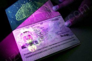 Українці з біометричними паспортами зможуть їздити в ЄС без віз з 2015 року - МЗС