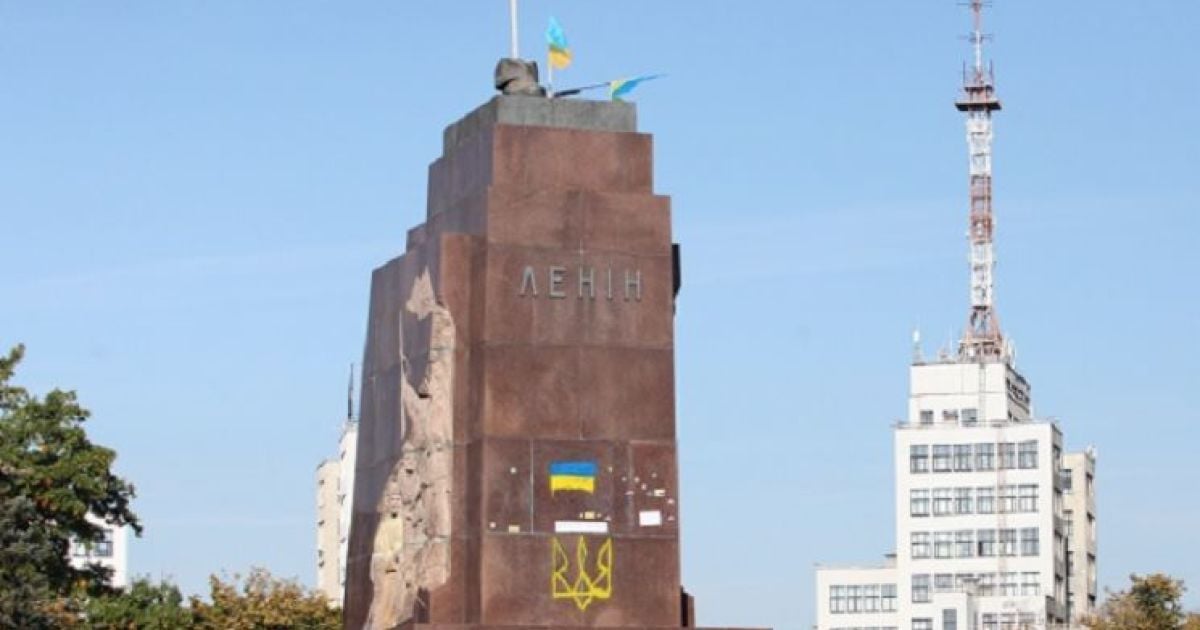 В Харькове стопы Ленина вместе с постаментом уничтожат почти за 2 млн грн