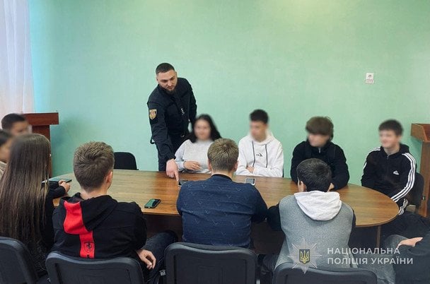 "Як пахнуть вчителі": невдалий жарт у соцмережах обернувся для школярів з Одещини візитом поліції