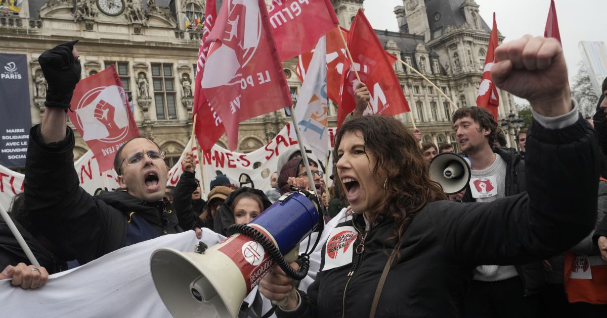 Скандальна пенсійна реформа Макрона: Суд підтвердив її конституційність