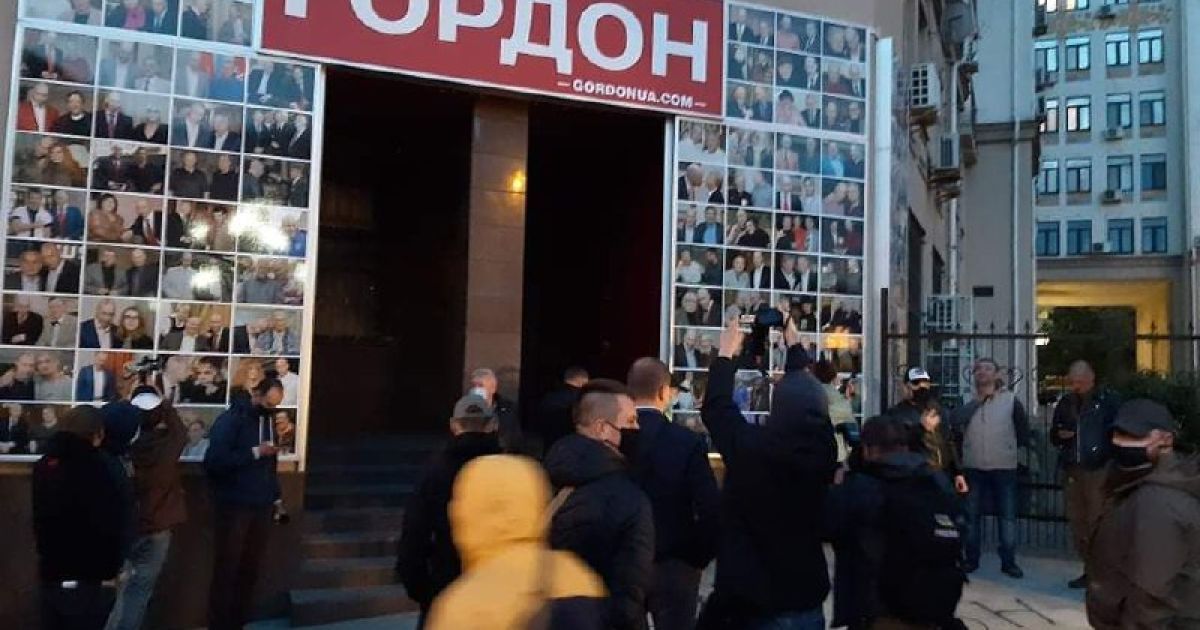 Скандальные интервью Гордона: СБУ проведет проверку, а активисты забросали офис журналиста яйцами