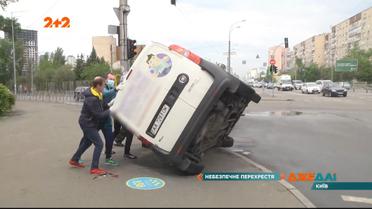 Автомобиль выбросило с дороги на столичном перекрестке