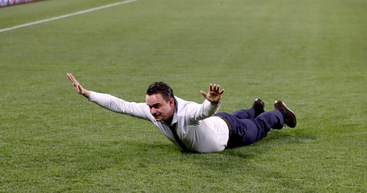 Легендарный футболист уволен с должности спортивного директора "Аякса" из-за скандала с сообщениями женщинам