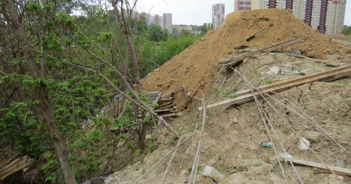 У Києві на Байковій горі невідомі створили небезпечний насип ґрунту: фото