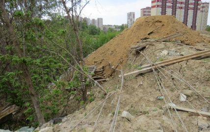 В Киеве на Байковой горе неизвестные создали опасную насыпь почвы: фото