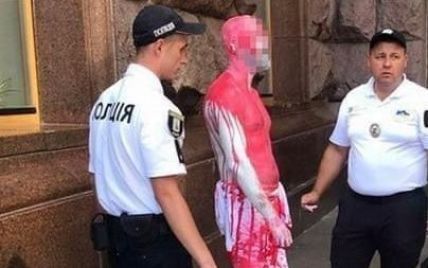 Повредил флагшток и залил лестницы КГГА красной краской: в Киеве мужчине сообщили о подозрении (фото)