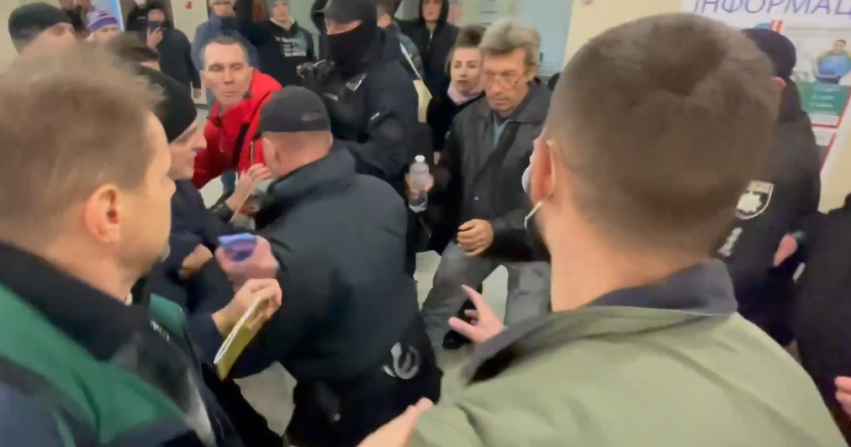 У Львові після обшуків у Стахіва антивакцинатори увірвалися до лікарні, в якій лікують COVID-19: сталися сутички