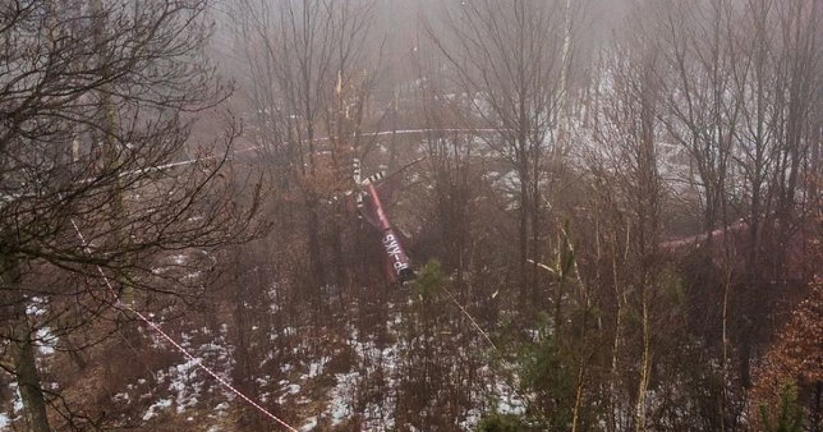 Застрягли в уламках: у Польщі через падіння приватного вертольоту загинули люди
