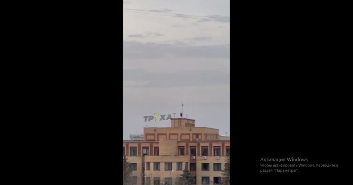 В оккупированной Балаклее неизвестный герой взобрался на крышу админздания и срывал оттуда тряпку оккупантов (видео)