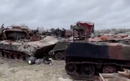 В Буче сняли на видео кладбище российских танков