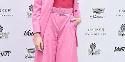 В розовом костюме и в топе с вырезом: яркий образ звезды фильма "Чудо-женщина" Галь Гадот