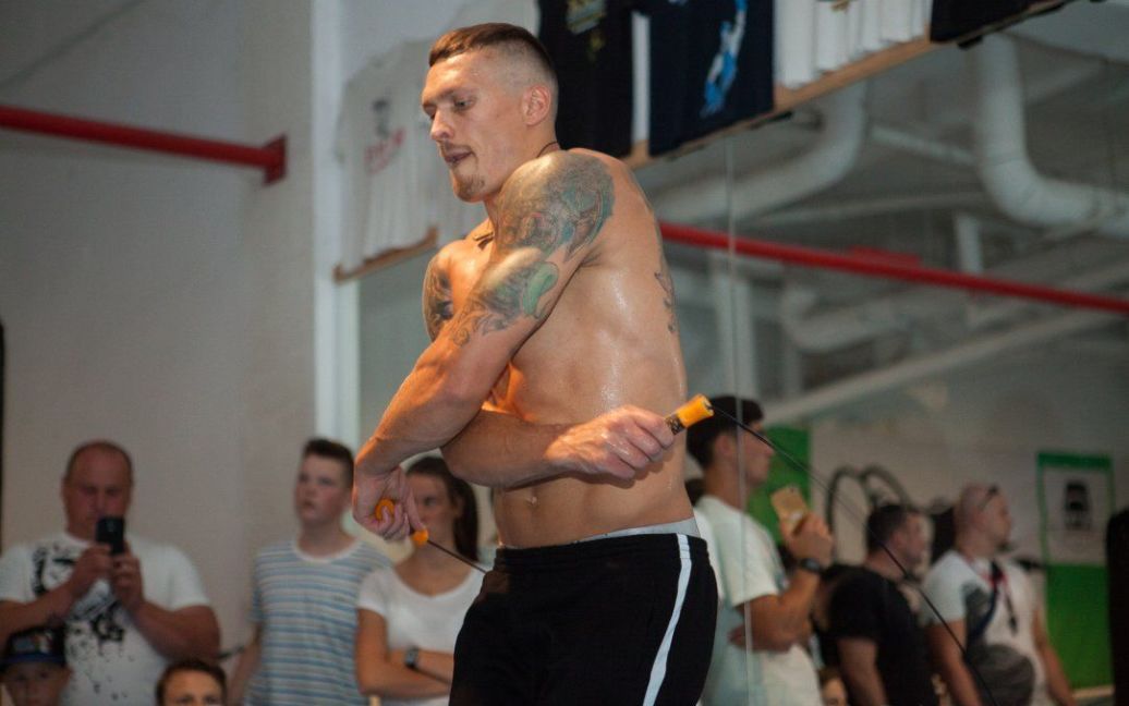 Олександр Усик провів відкрите тренування перед боєм за чемпіонський титул. / © k2ukraine.com