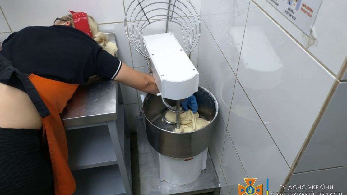 Новости Запорожья: работница кухни застряла рукой в тестосмесительной машине — Украина