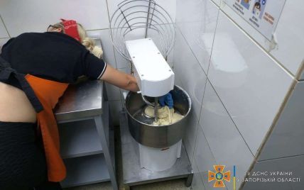 У Запоріжжі працівниця кухні застрягла рукою у тістозмішувальній машині