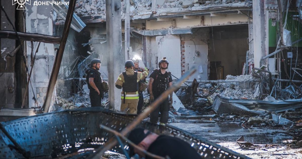 Рятувальники завершили розбирати завали після ракетного удару / Ігор Клименко