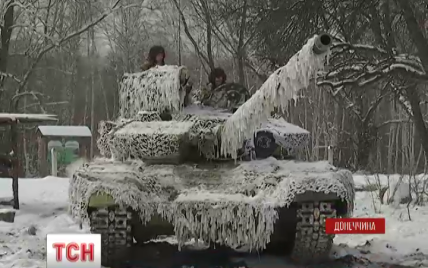 Отведенные в тыл украинские танкисты учатся стрелять из автоматов