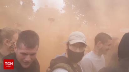 Мітингувальники під ВР, де мають розглянути відставку Авакова, влаштували димову завісу