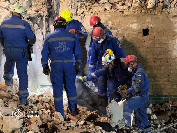 У Києві внаслідок удару РФ по будинку в Солом’янському районі 17 червня деблокували ще трьох загиблих людей / © ДСНС