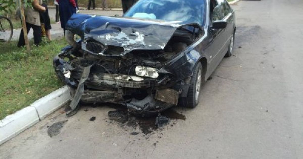Притула на высокой скорости выехал с второстепенной на главную дорогу, где в него врезался BMW / © zaxid.net