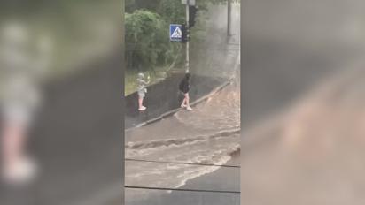 В Киеве во время ливня девушку унесло потоком воды