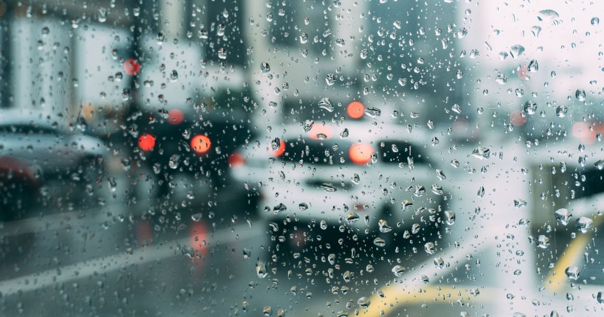 Патрульна поліція дала водіям важливі поради під час їзди за дощової погоди