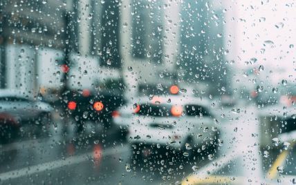 Патрульна поліція дала водіям важливі поради під час їзди за дощової погоди