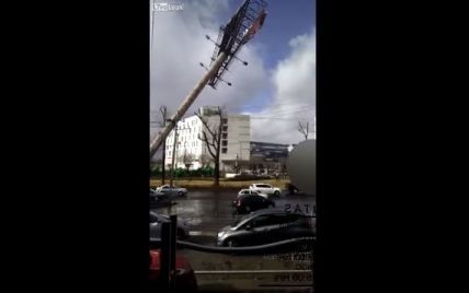 Очевидец снял на видео падение огромного рекламного щита на оживленную дорогу