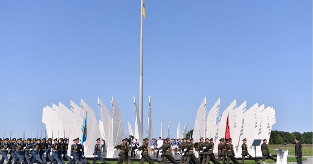 Зеленский открыл в Черкасчине "Сердце Украины": 25 символических крыльев