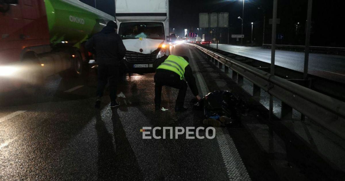 Під Києвом дві вантажівки збили на смерть чоловіків