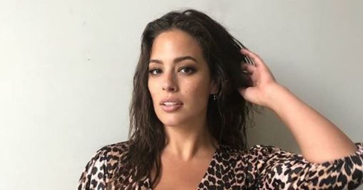 Фигуристая Эшли Грэм показала, как приседает со штангой с цепями