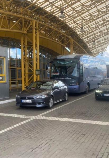 На західних кордонах України в чергах стоять сотні авто: де найбільші затори
