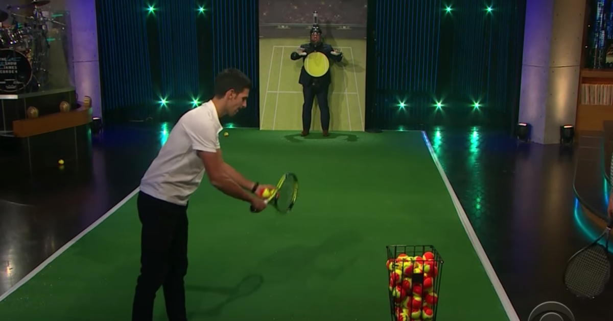 Джокович з шостої спроби збив пляшку з голови відомого американського ведучого