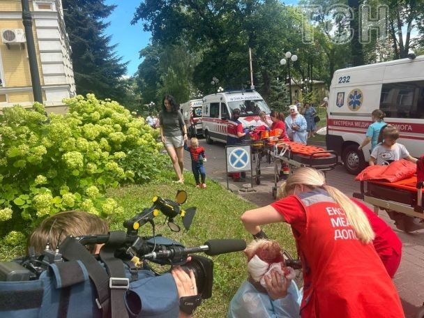 Во время атаки 8 июля в Киеве попали в одно из помещений детского медицинского учреждения "Охматдет". / © ТСН